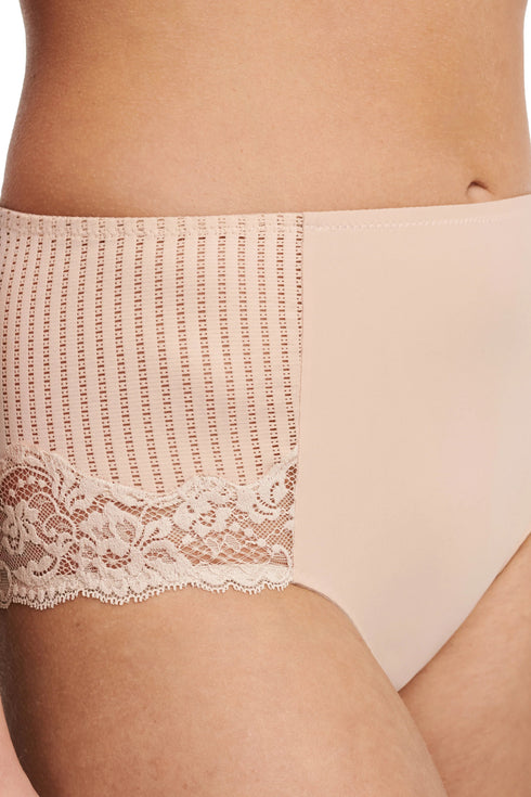 Chantelle Marilyn Covering Full Brief